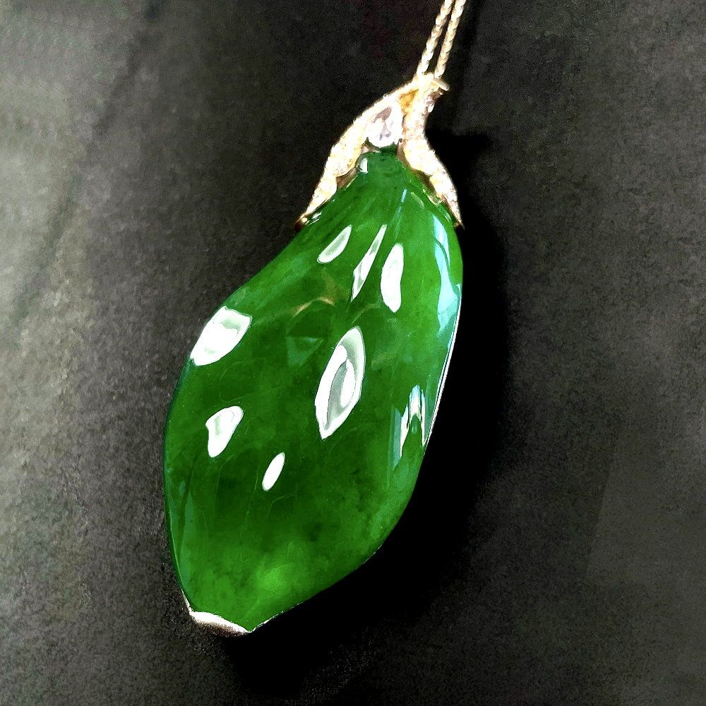 35555.jpgBild Glassy Jadeite Pendant - Image 1