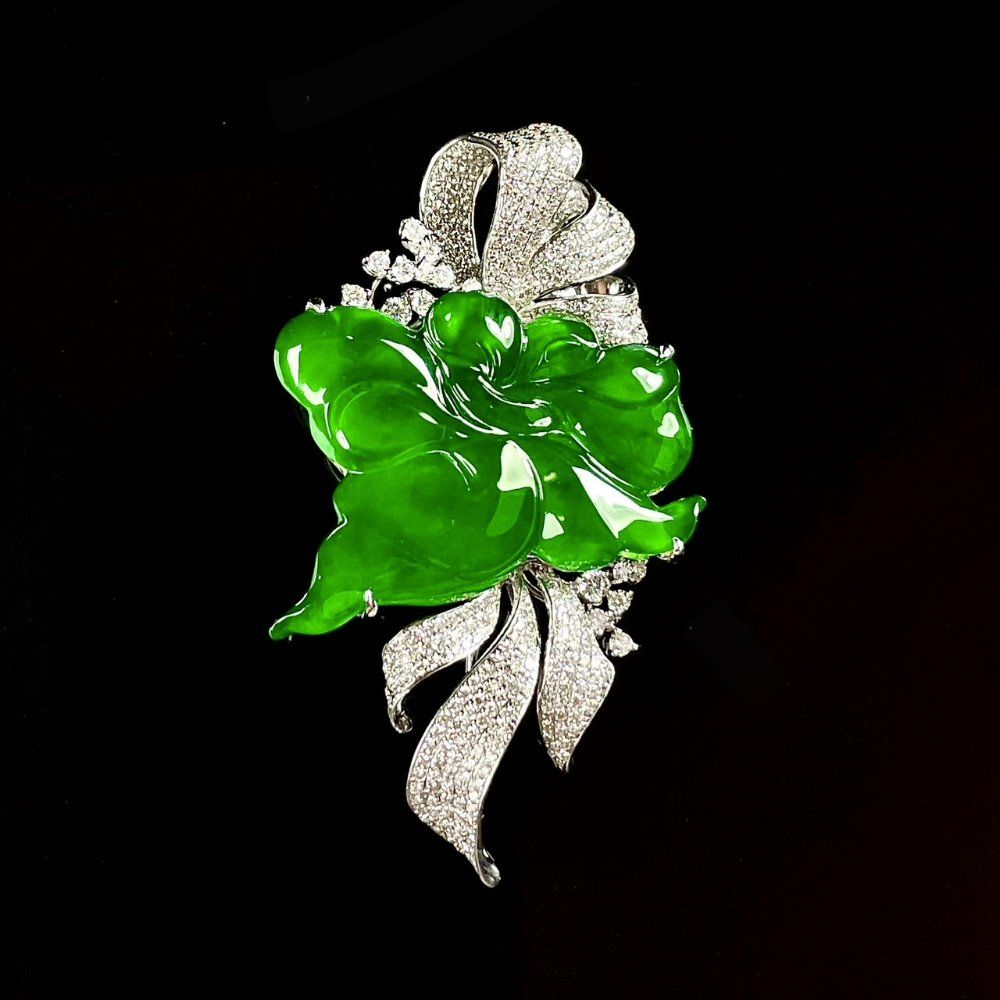 APEHSIEH005-1.jpgBildTaipeh Icy Emerald Green Jadeite Brooch (Taipei) - Image 1