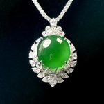 Collar de jadeíta vidrioso