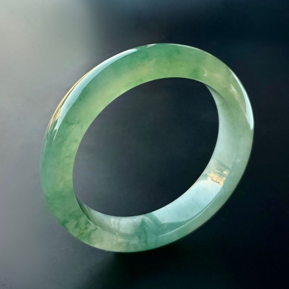 HH冰晶半透明森林绿翡翠手镯 Icy Translucent Forest Green Jadeite Bangle (Taipei) - 图片 1