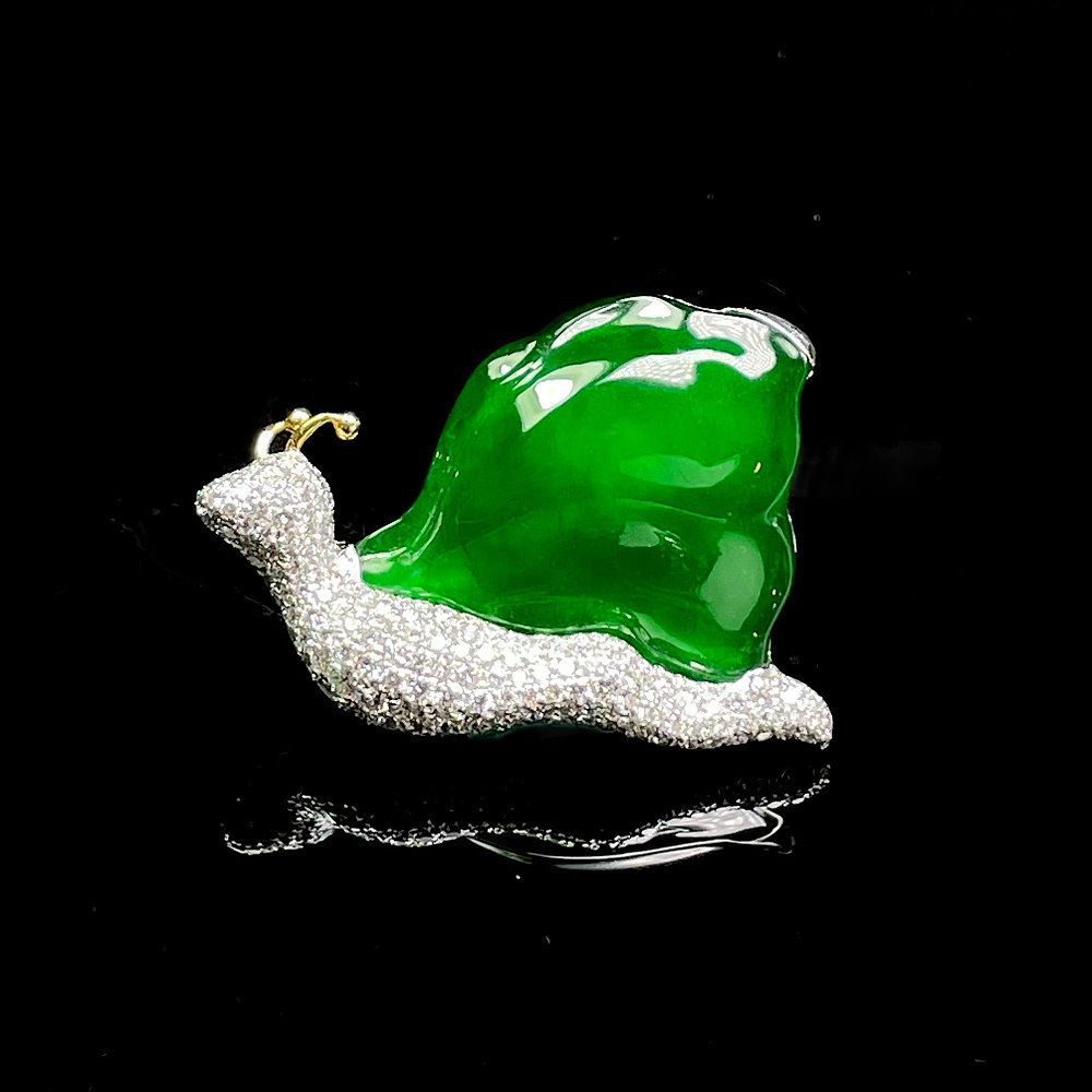 SGlasige smaragdgrüne Jadeit-Brosche Glassy Emerald Green Jadeite Brooch (Taipei) - Image 1